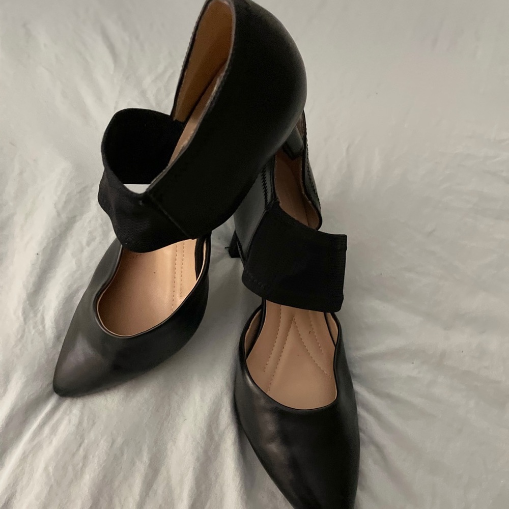 Black leather Women heels. Very Comfortable.